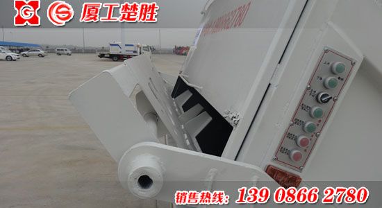 楚勝牌東風(fēng)多利卡容積8立方壓縮式垃圾車(chē)