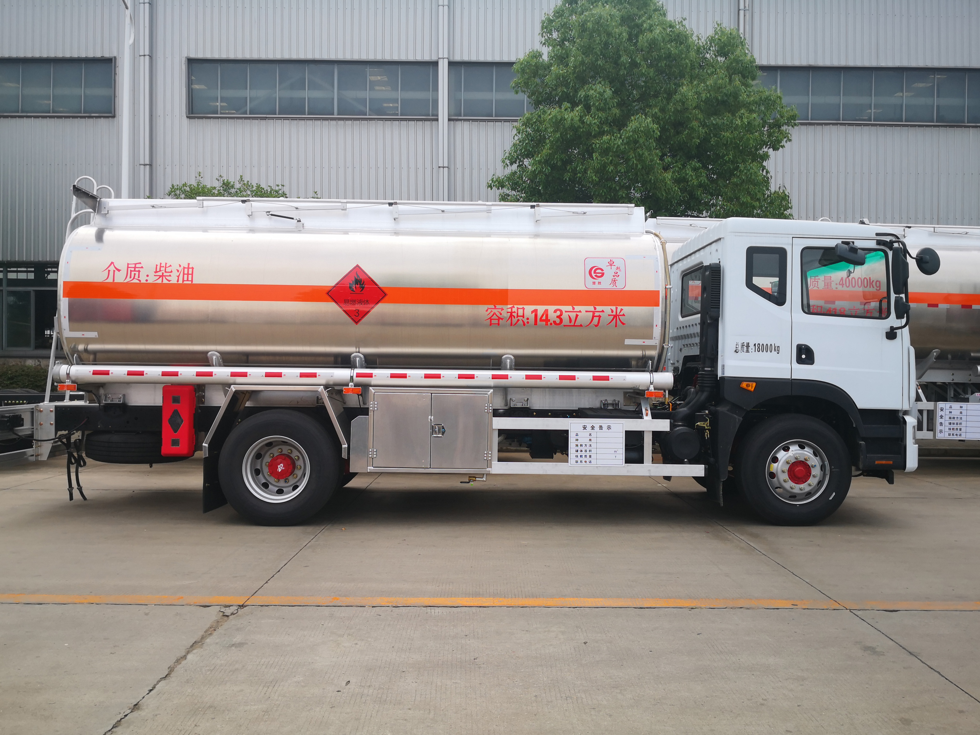 多利卡D9汽油14.3方，柴油16.2方鋁合金運(yùn)油車