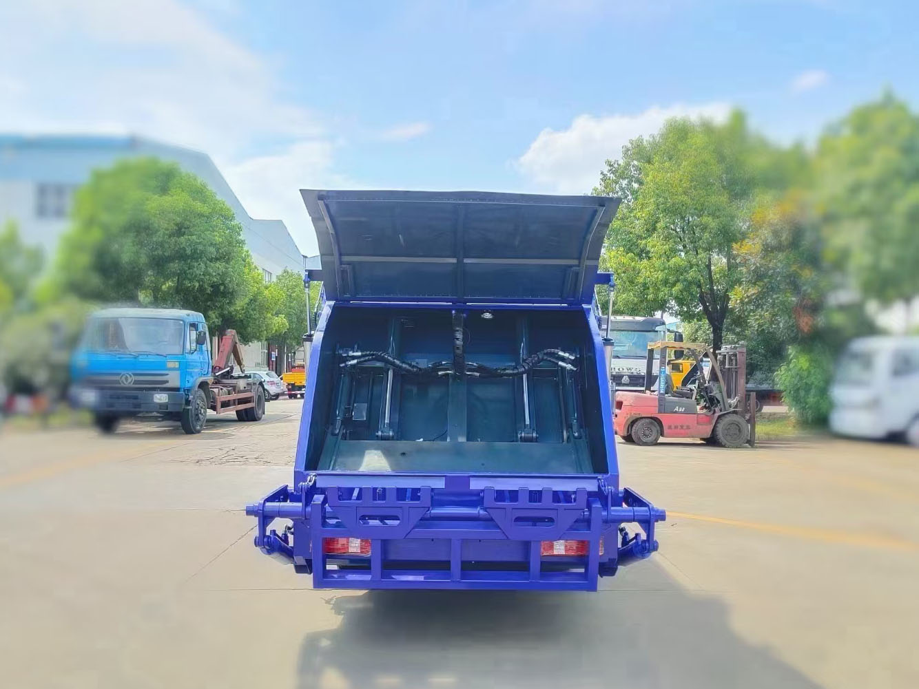 凱馬4方藍(lán)牌壓縮式垃圾車(chē)