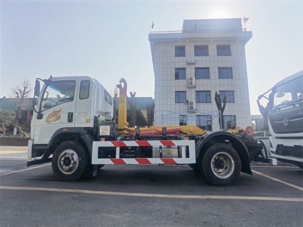 重汽豪曼建筑垃圾專(zhuān)用勾臂垃圾車(chē)