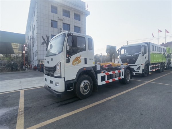重汽豪曼建筑垃圾專(zhuān)用勾臂垃圾車(chē)