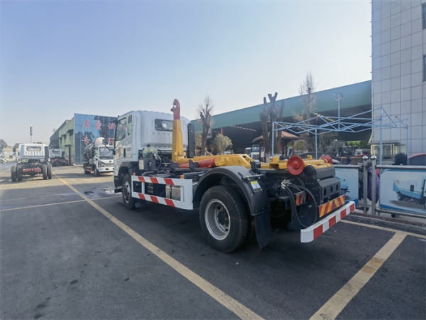 重汽豪曼建筑垃圾專(zhuān)用勾臂垃圾車(chē)