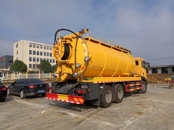 重汽汕德卡無(wú)副發(fā)動(dòng)機(jī)清洗吸污車(chē)
