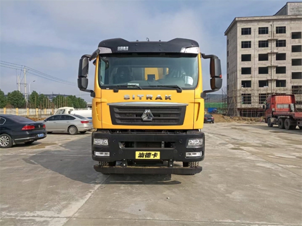 重汽汕德卡無(wú)副發(fā)動(dòng)機(jī)清洗吸污車(chē)