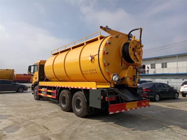 重汽汕德卡無(wú)副發(fā)動(dòng)機(jī)清洗吸污車(chē)