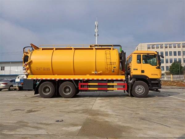 重汽汕德卡無(wú)副發(fā)動(dòng)機(jī)清洗吸污車(chē)