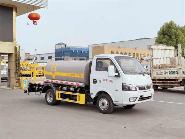 東風(fēng)途逸2方藍(lán)牌灑水車(chē)
