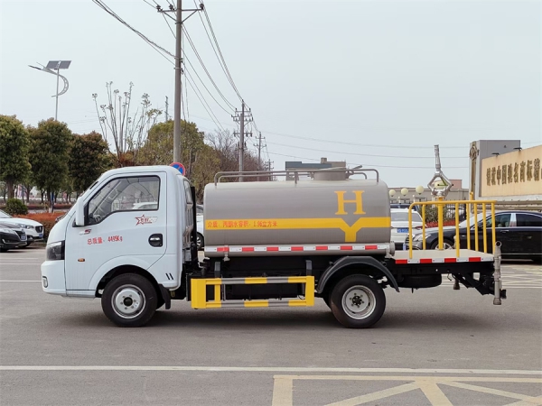 東風(fēng)途逸2方藍(lán)牌灑水車(chē)