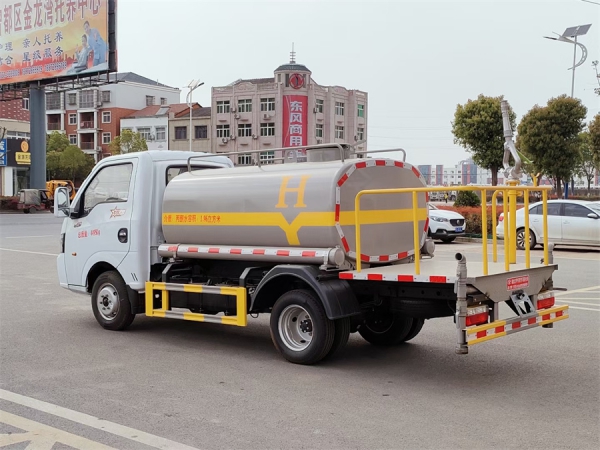 東風(fēng)途逸2方藍(lán)牌灑水車(chē)