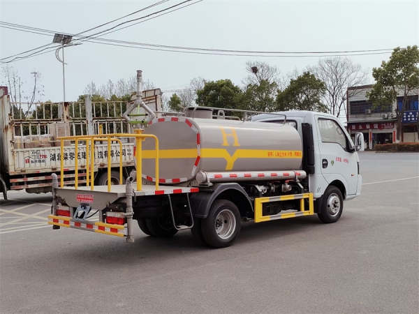 東風(fēng)途逸2方藍(lán)牌灑水車(chē)