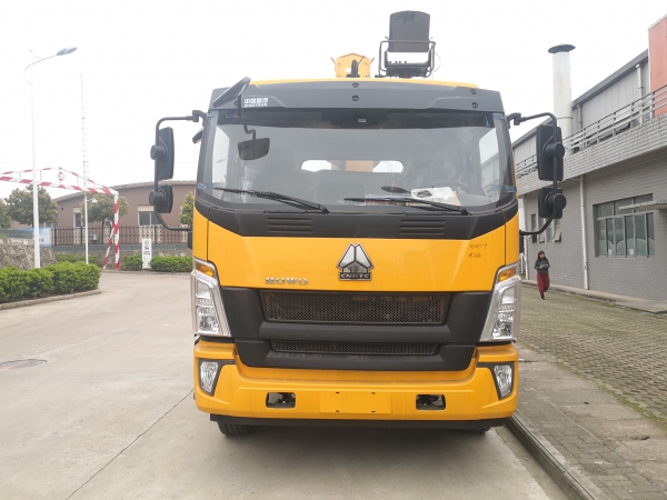 重汽豪沃帶吊清障車(chē)