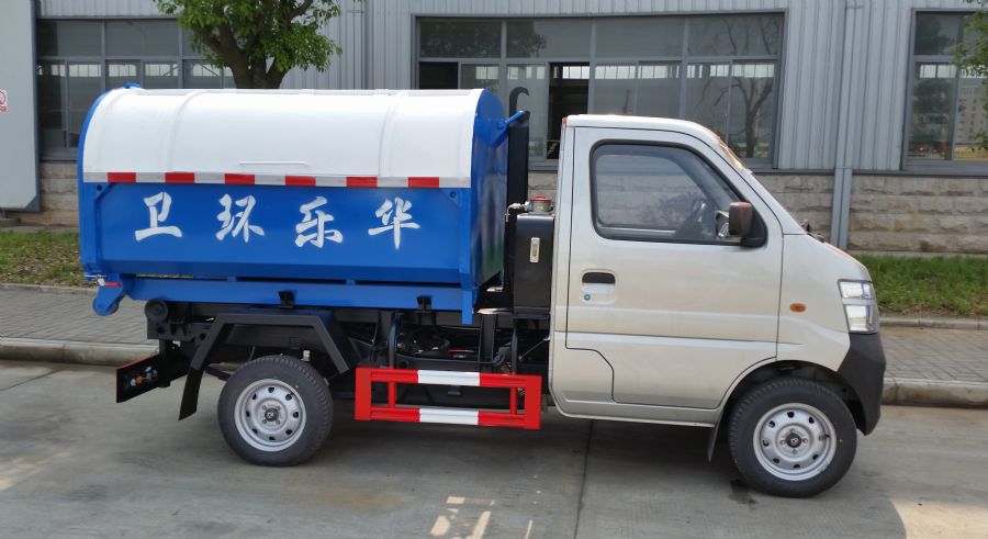 廈工楚勝為宜昌用戶生產(chǎn)的長安車廂可卸式垃圾車準(zhǔn)備起運(yùn)。