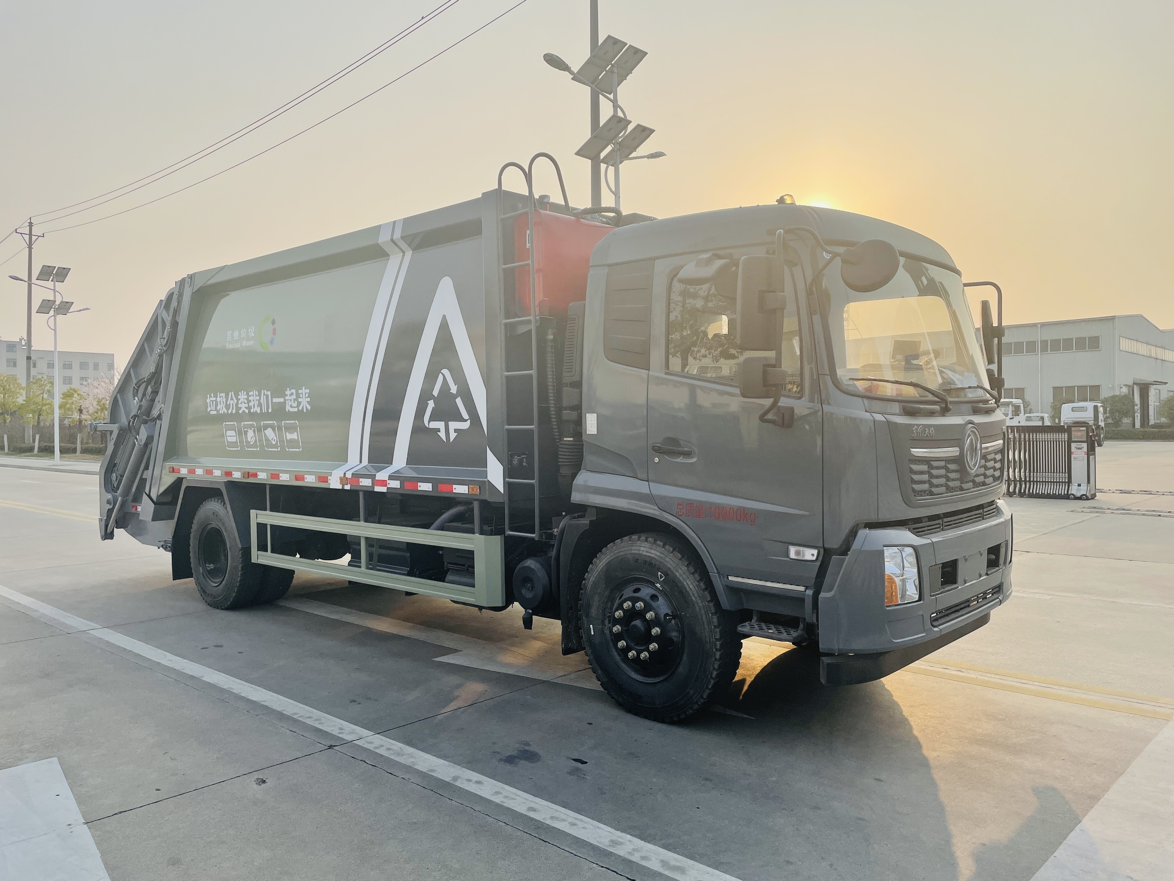 東風(fēng)天錦18方壓縮垃圾車(chē)