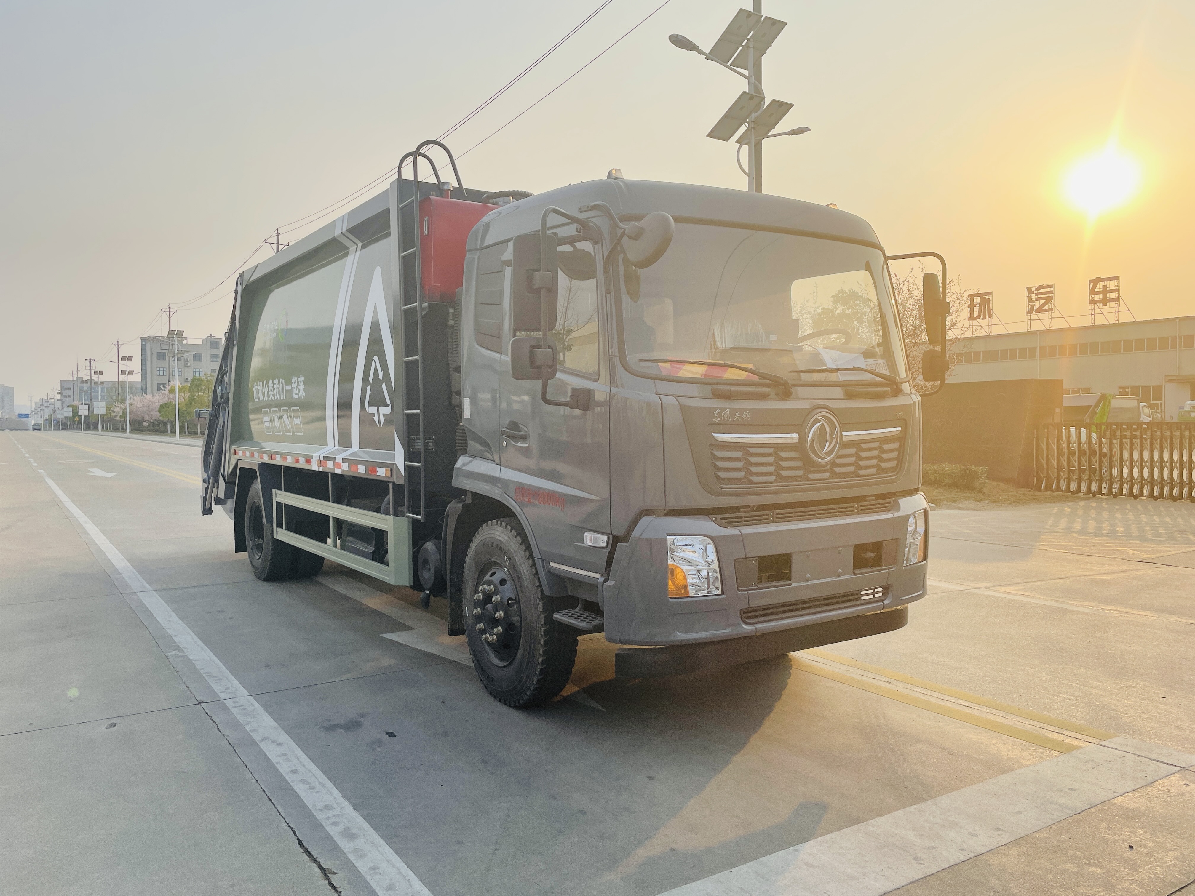 東風(fēng)天錦18方壓縮垃圾車(chē)